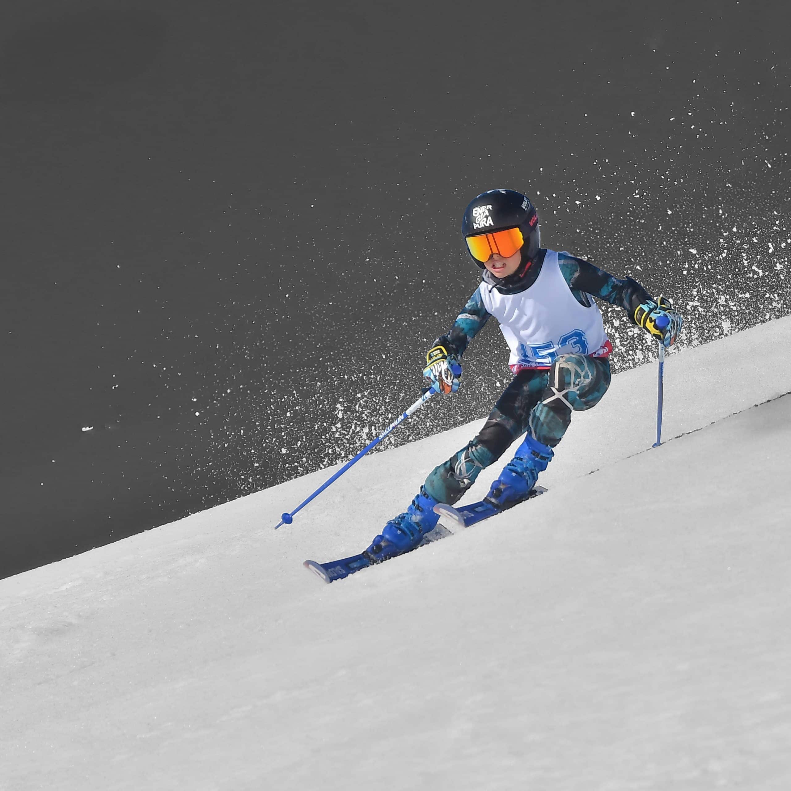 Robin Nizet – ski alpin descente (noir et blanc)
